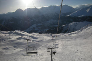 Vielfältiges Pistenangebot mit Talabfahrt direkt vors Haus und mit den Skiern zur Talstation der Luftseilbahn