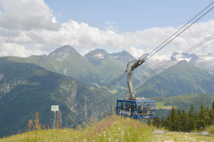 Eine gratis Fahrt mit der Luftseilbahn öffnet bequem die Tore zur Bergwelt.